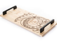 Taca z drewna klonowego, zegar astronomiczny (Praga)
